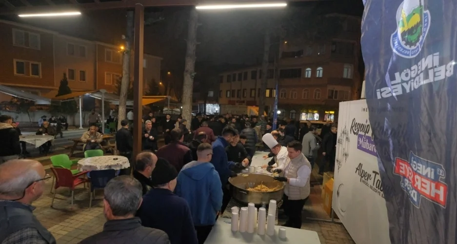 İnegöl Belediyesi’nden Regaip Kandilinde Helva İkramı