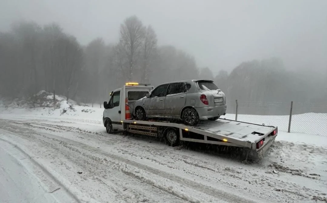 İnegöl-Domaniç yolunda yoğun kar yağışı