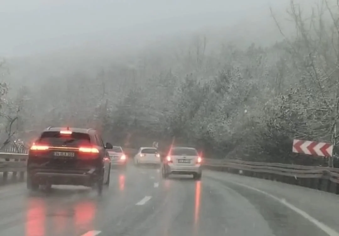 İnegöl'de kar yağışı etkili oluyor! Trafikte son durum ne?