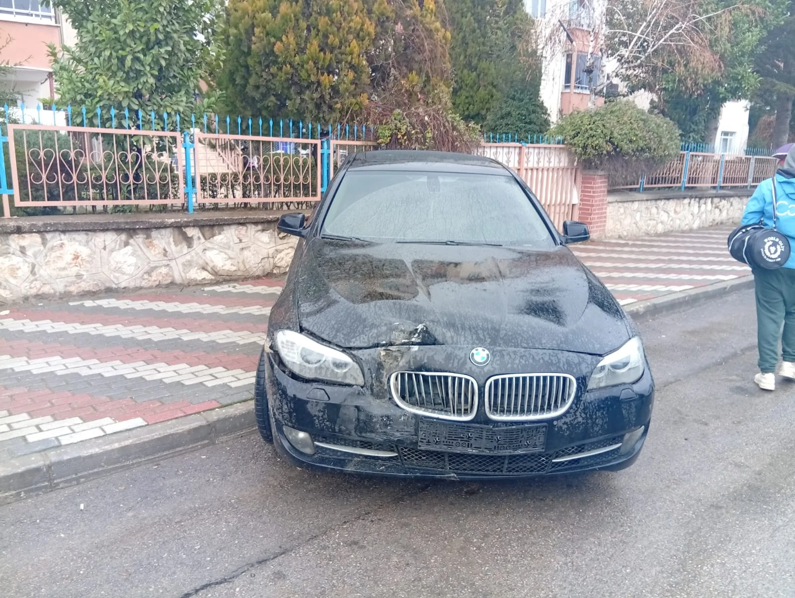 İnegöl'de otomobil hafif ticari araca çarptı: 2 yaralı