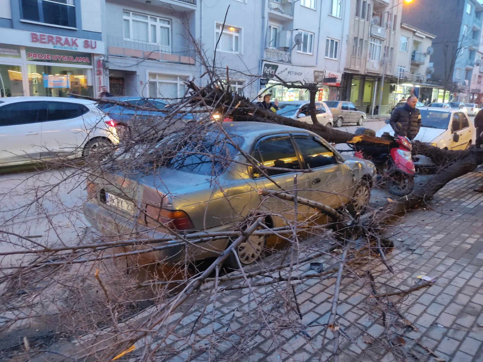 İnegöl’de Kuvvetli Lodos Hayatı Olumsuz Etkiledi