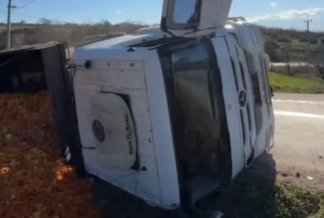 İnegöl'de TIR Devrildi