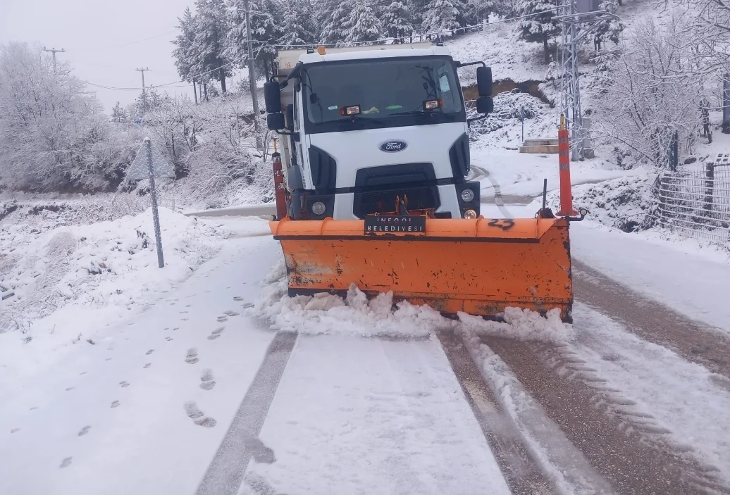 İnegöl Belediyesi Karla Mücadele Çalışmalarını Aralıksız Sürdürüyor