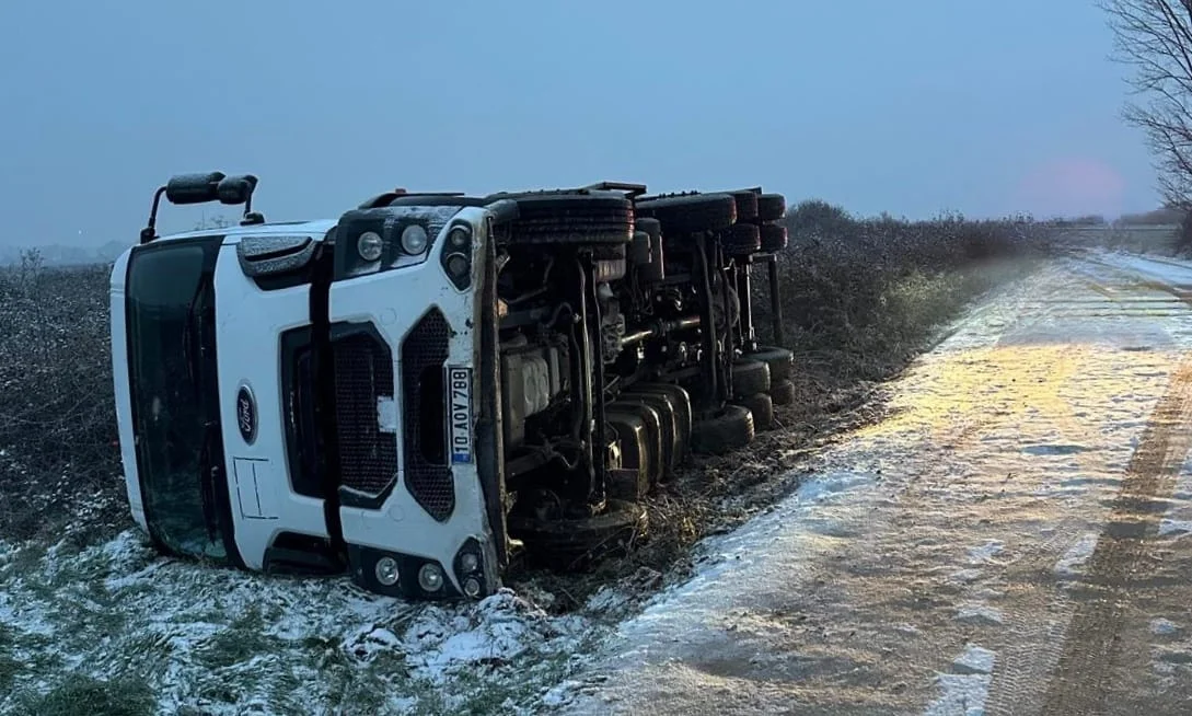 İnegöl'de devrilen kamyonun sürücüsü yaralandı