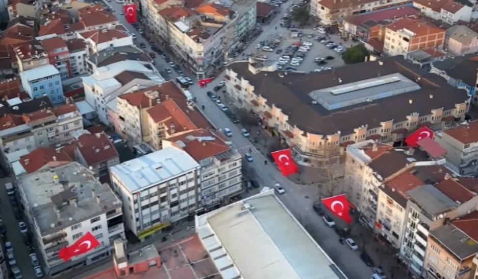 Ultras İnegöl'ün başlattığı bayrak akımı İnegöl'de büyük karşılık buldu