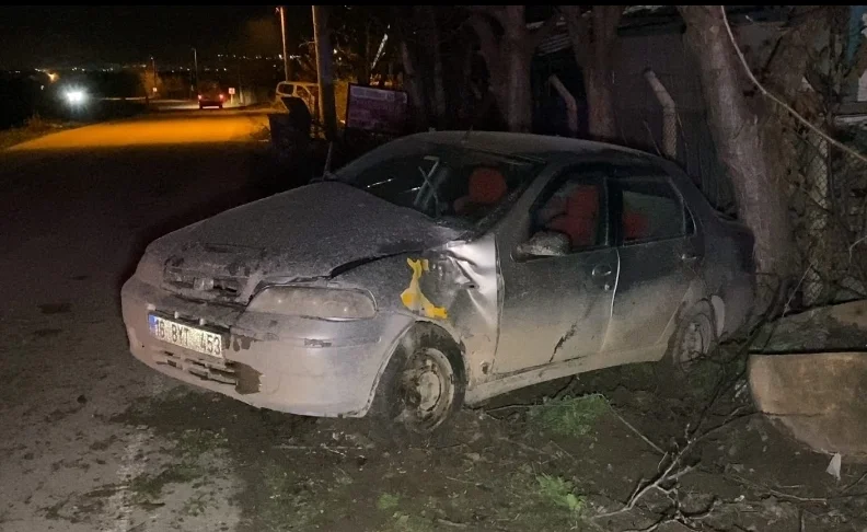 İnegöl'de kontrolden çıkan otomobil ağaca çarptı!