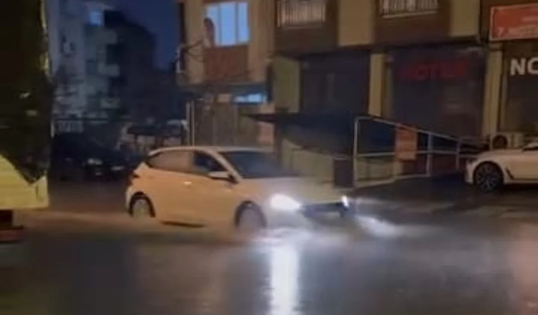 İnegöl'de sağanak yağış sokakları göle çevirdi