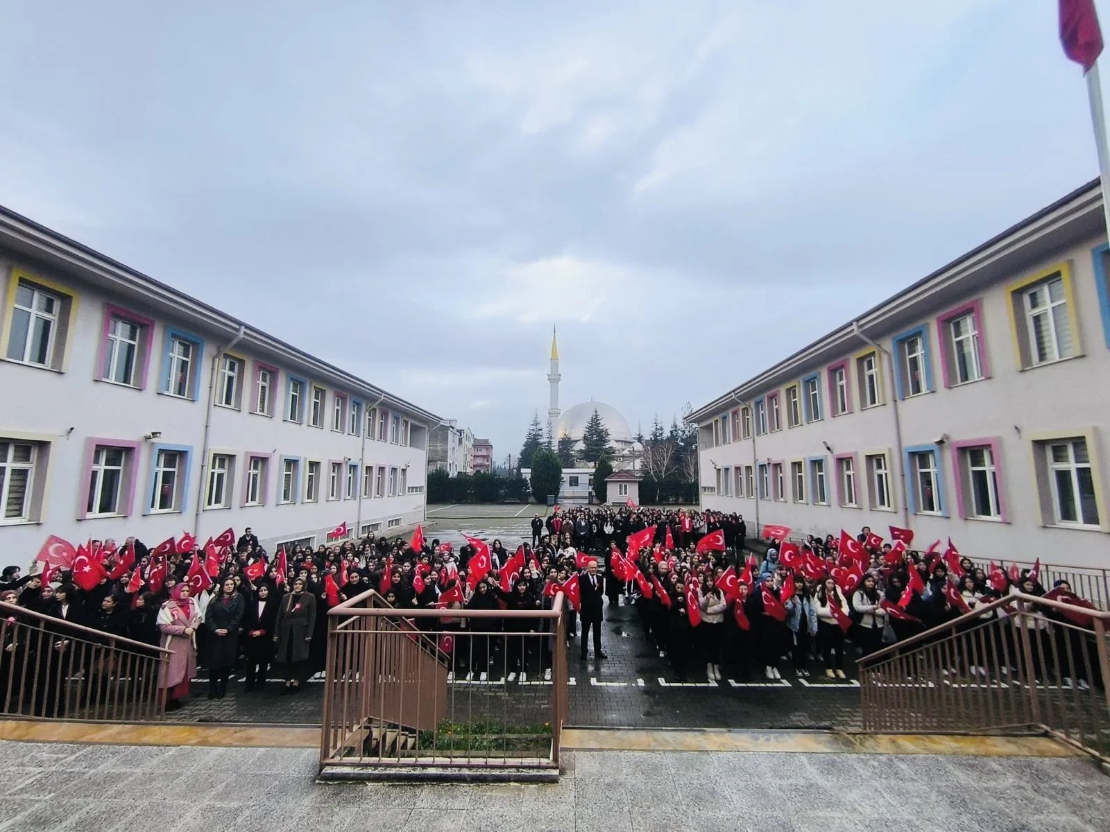 İnegöl'de okullarda İkinci Dönem “Bayrak Sevgisi” Temasıyla Başladı