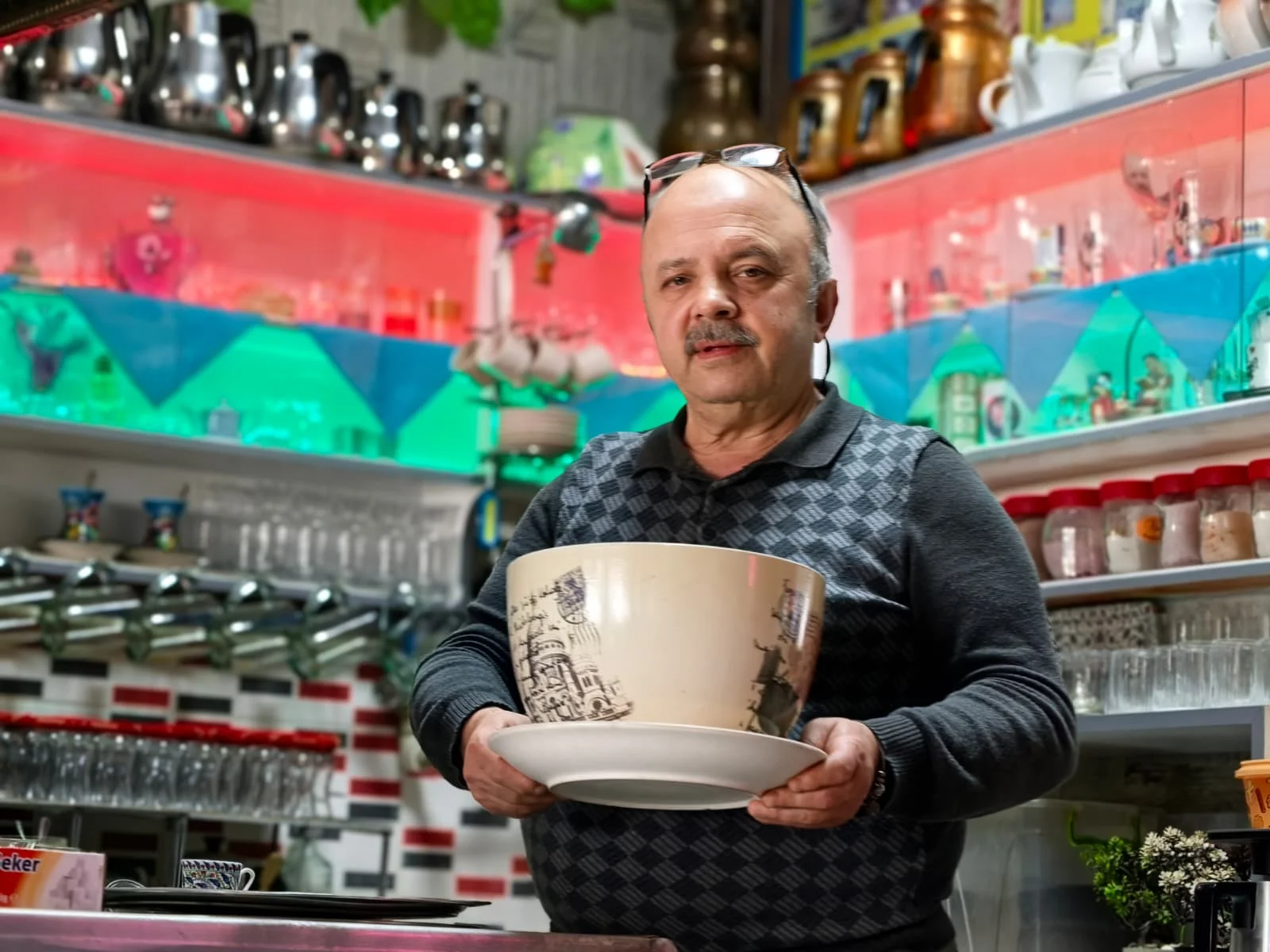 İnegöl'de bu kahveye gelenler şakayla karşılanıyor