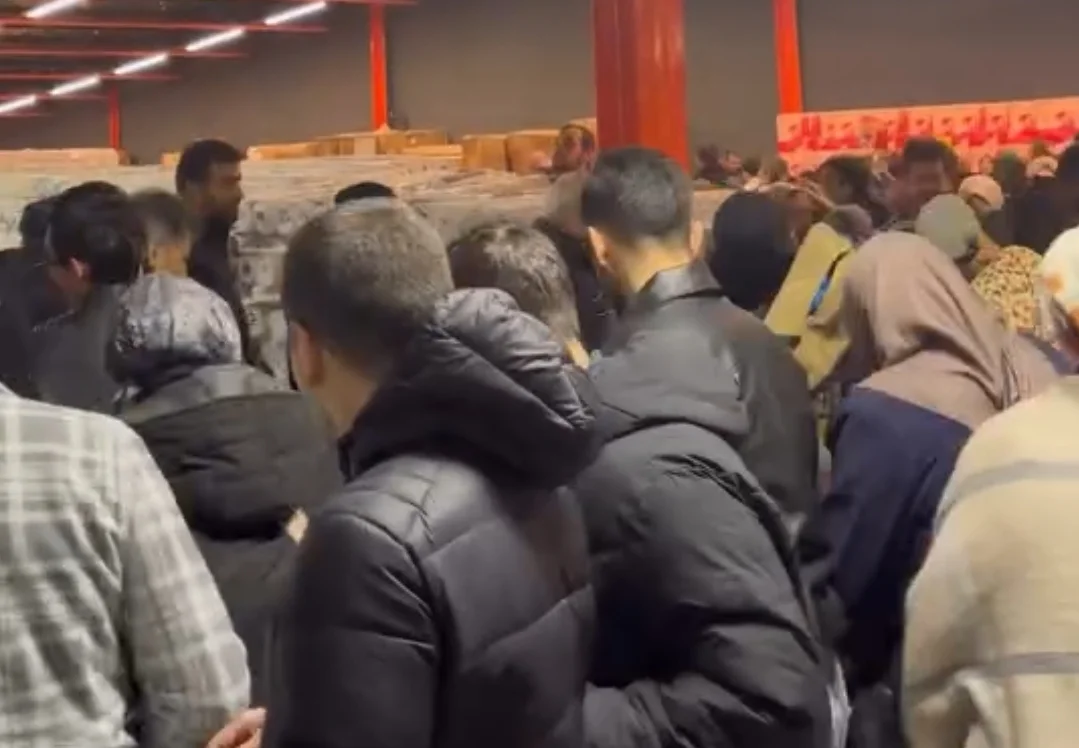 İndirim için birbirlerini ezdiler!