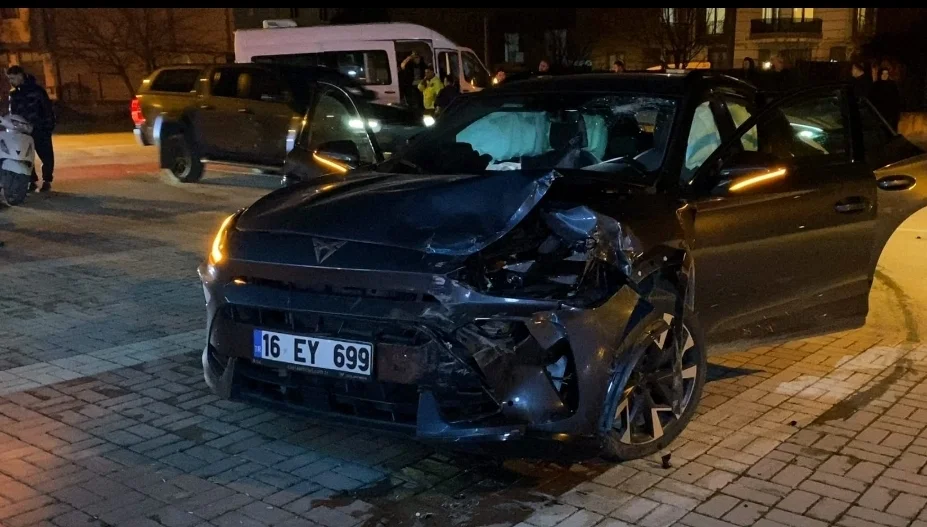 İnegöl'de servis minibüsü ile otomobil çarpıştı