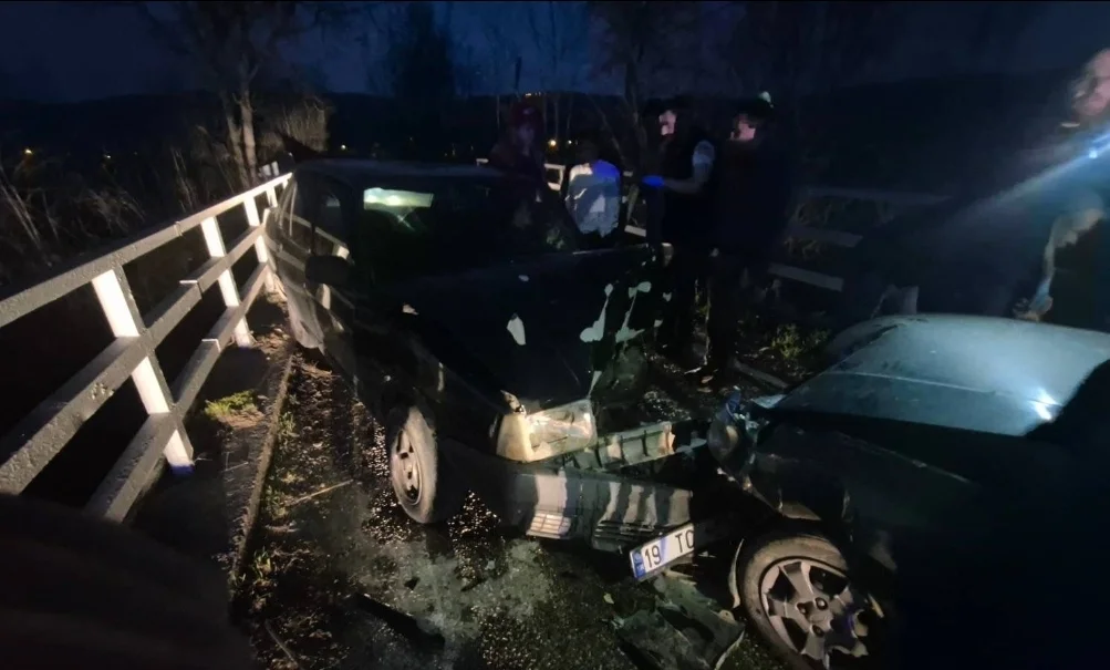 İnegöl'de otomobiller kafa kafaya çarpıştı