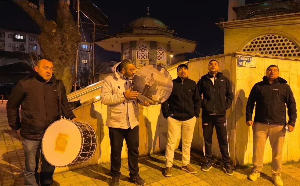 İnegöl’de İlahi Ekibi Vatandaşları Sahura İlahiyle Kaldırıyor