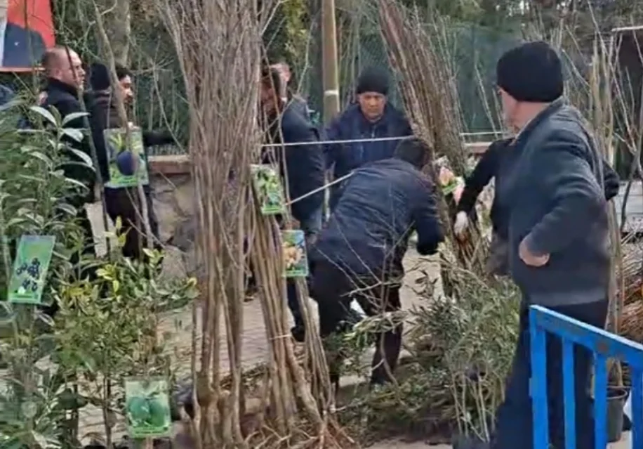 İnegöl'de seyyar satıcılara müdahale eden zabıtaya saldırı