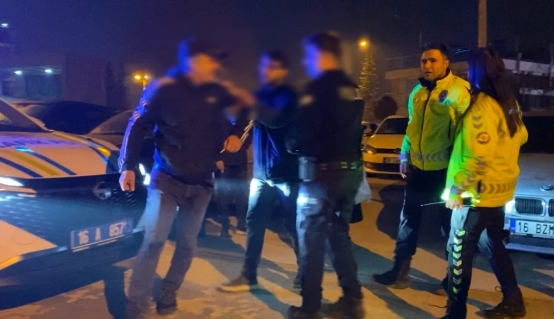 İnegöl'de gergin anlar! Kaputa oturup direndi!