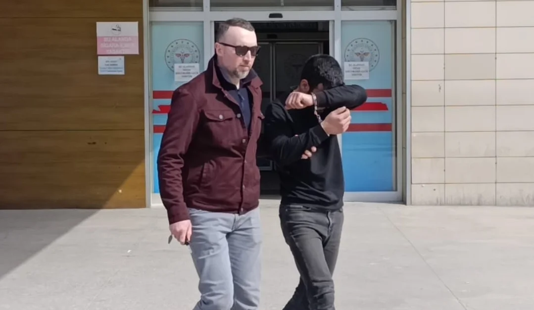 Kendisini 'kamu görevlisi' gibi tanıtarak...