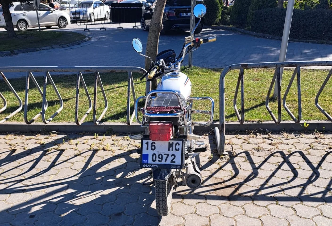 Sürücüsünün kontrolünden çıkan motosiklet devrildi: 4 yaralı