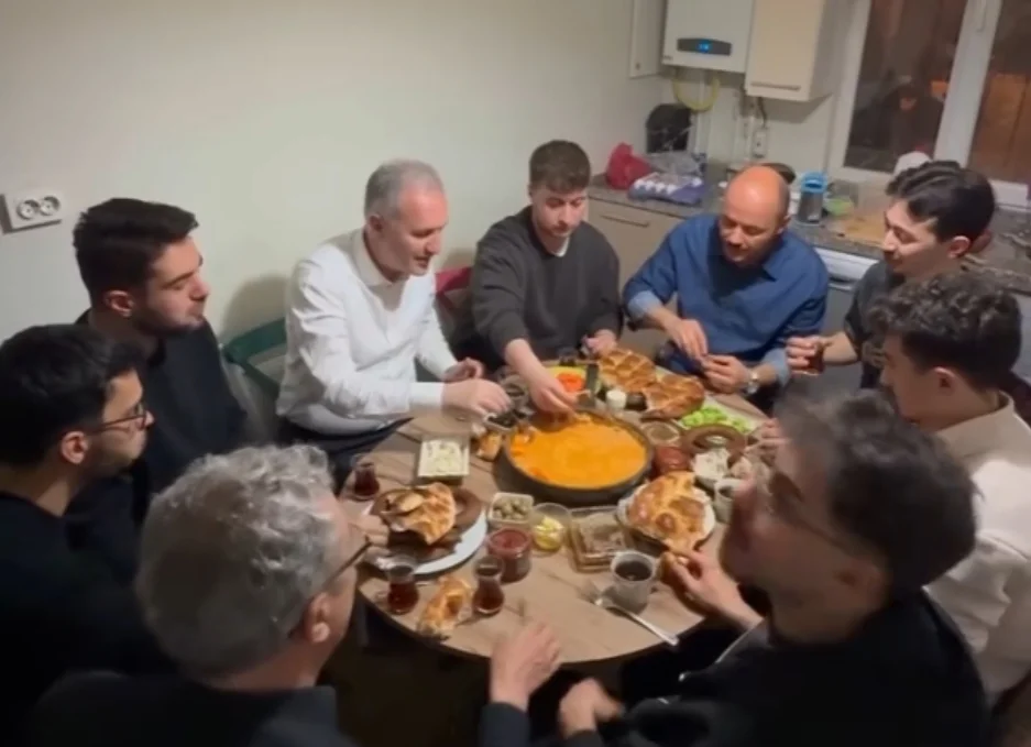 İnegöl Belediye Başkanı Alper Taban Sahurda Üniversite Öğrencileriyle Buluştu