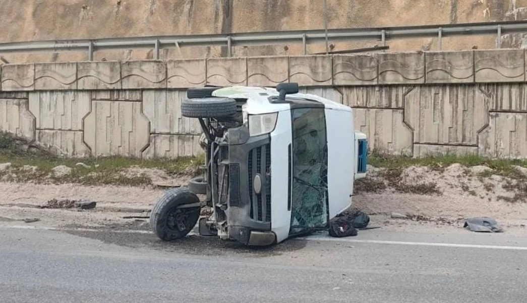 Kontrolden çıkan minibüs takla attı!
