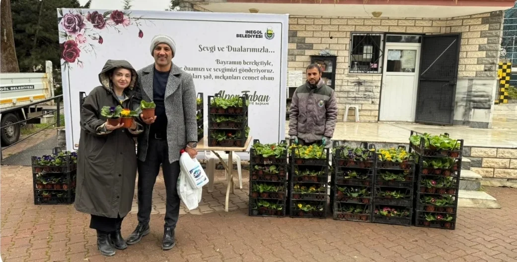 İnegöl’de Bayram Öncesi Mezarlıklar Çiçek Bahçesine Büründü