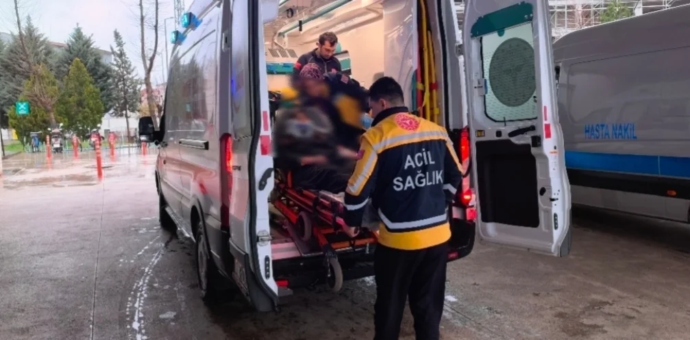 İnegöl'de kontrolden çıkan otomobil istinat duvarına çarptı