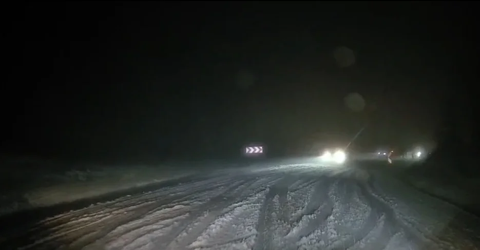 Domaniç'i İnegöl'e bağlayan yolda yoğun kar yağışı!