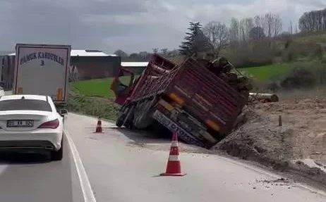 İnegöl'de tomruk yüklü tır yan yattı!