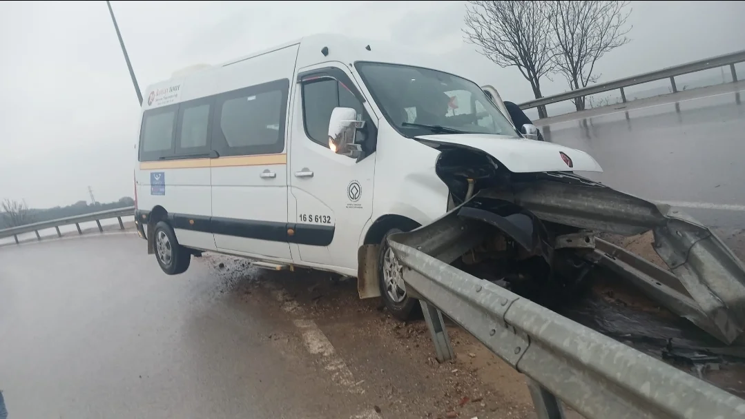 İnegöl'de minibüs bariyere saplandı