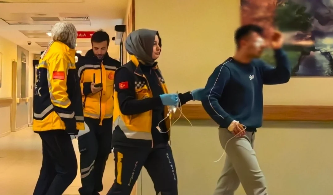 Kesim sırasında fırlayan ağaç parçası gözüne saplandı