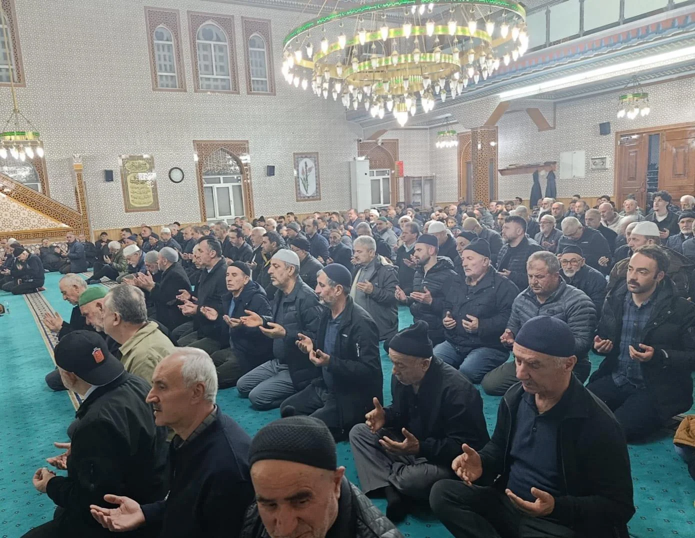 İnegöl'de şehit polisler için eller semaya açıldı
