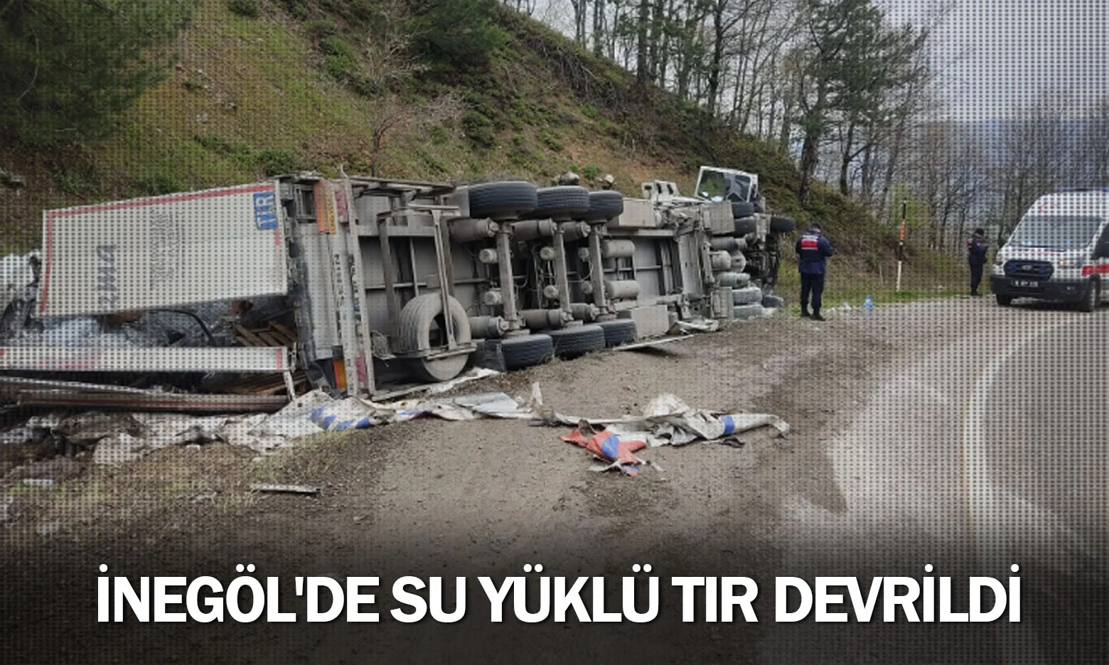 İnegöl'de su yüklü TIR devrildi