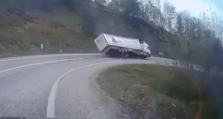 İnegöl'de tırın devrilme anı kameralarda