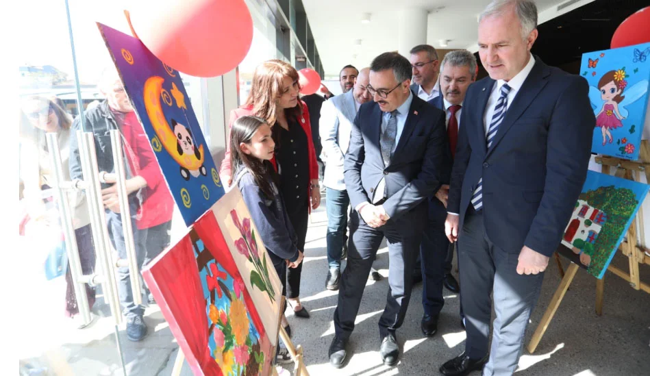 İnegöl’ün Küçük Sanatçılarının Eserleri 23 Nisan Özel Sergisinde Görücüye Çıktı