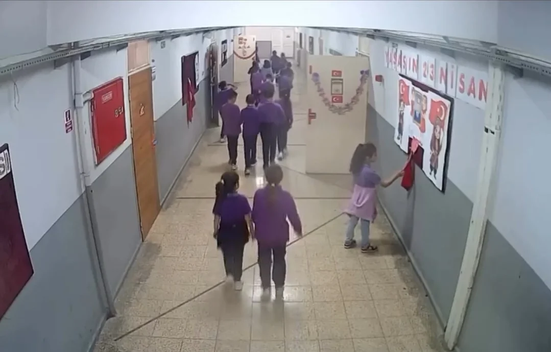 Minik yüreklerden bayrağa büyük saygı