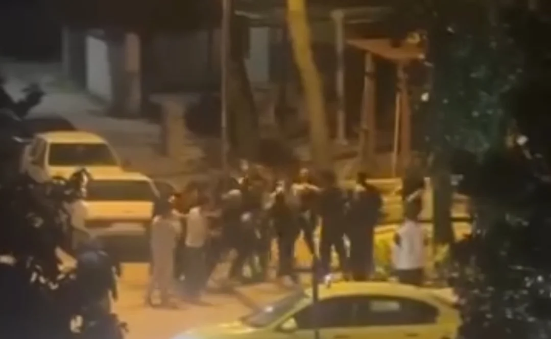 Sokak ortasında birbirlerine girdiler