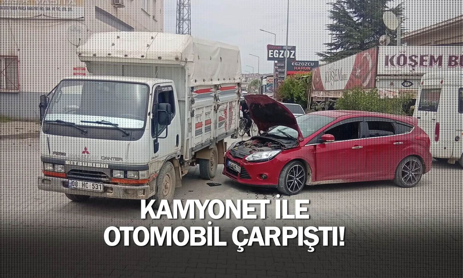 Kamyonet ile otomobil çarpıştı!