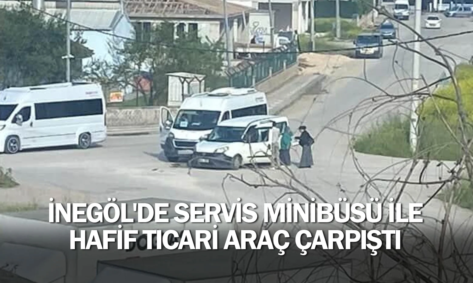 İnegöl'de servis minibüsü ile hafif ticari araç çarpıştı