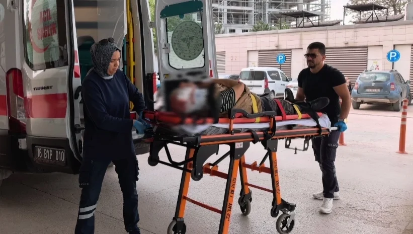 İnegöl'de geri manevra yapan minibüs yayaya çarptı