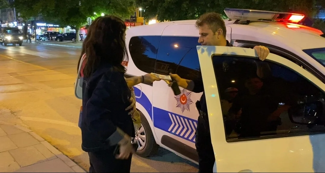 ATM'de unutulan parayı polise teslim etti