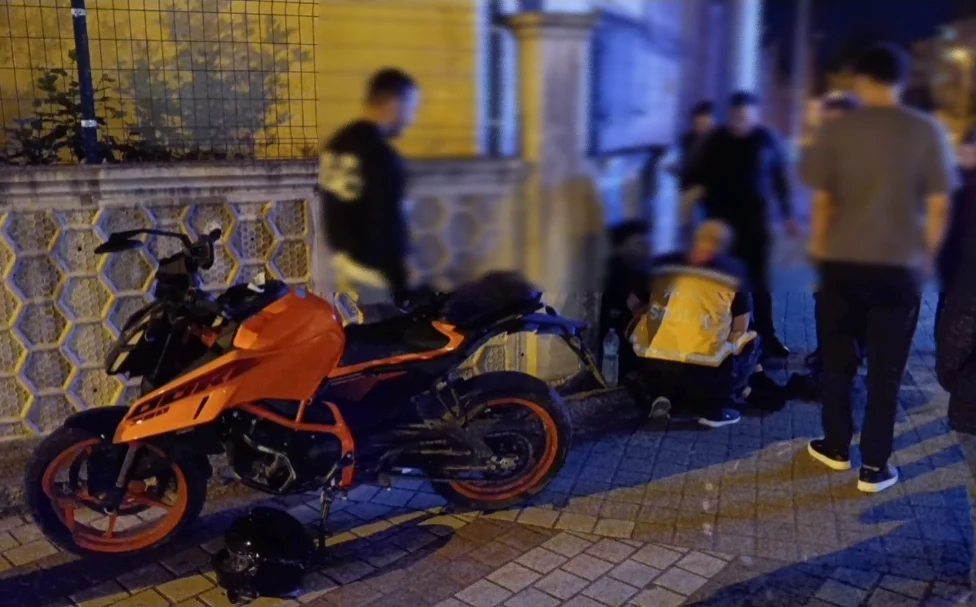 Motosikletli genç duvara çarptı