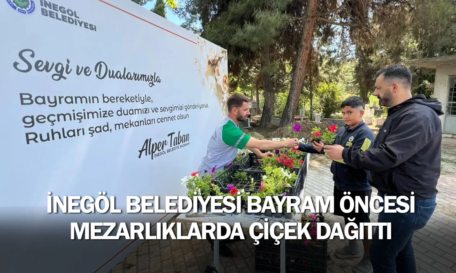 İnegöl Belediyesi Bayram Öncesi Mezarlıklarda Çiçek Dağıttı