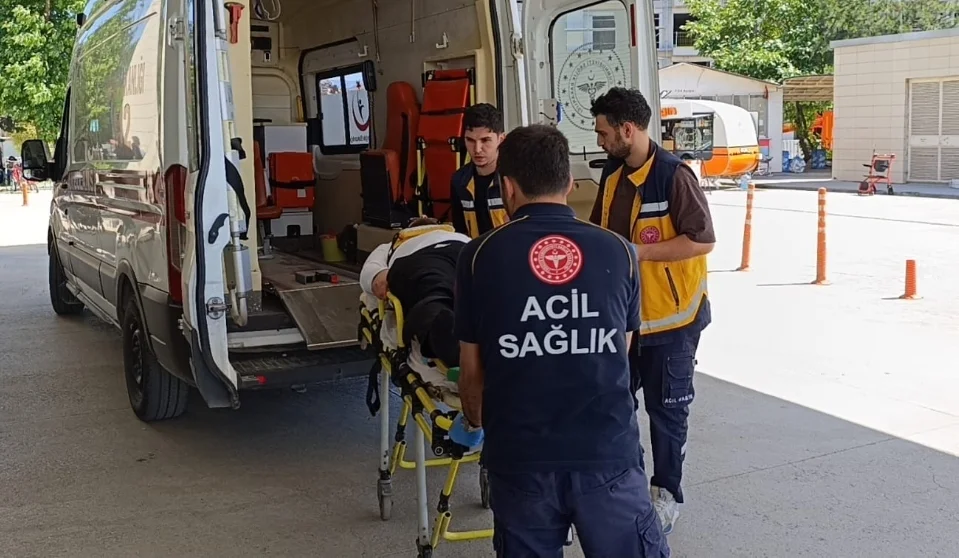 Otomobille çarpışan motosikletli kurye yaralandı
