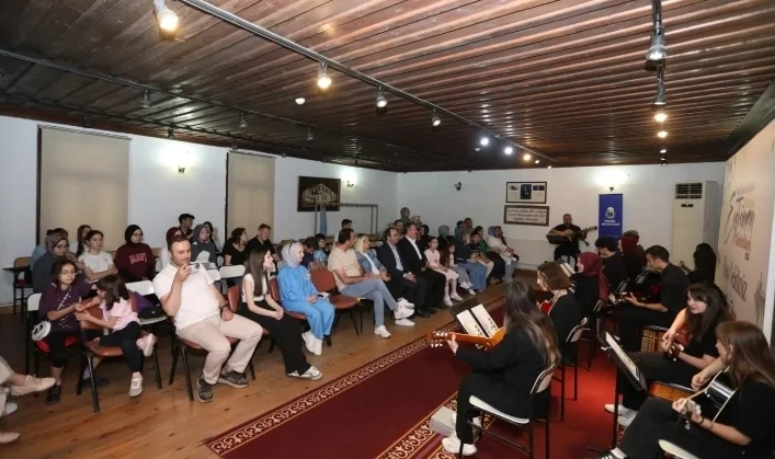İnegöl Belediyesi’nin Gitar Kursu Kursiyerleri Sertifikalarını Aldı İnegöl Belediyesi’nin Gitar Kursu Kursiyerleri Sertifikalarını Aldı