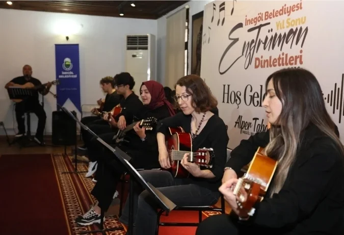 İnegöl Belediyesi’nin Gitar Kursu Kursiyerleri Sertifikalarını Aldı
