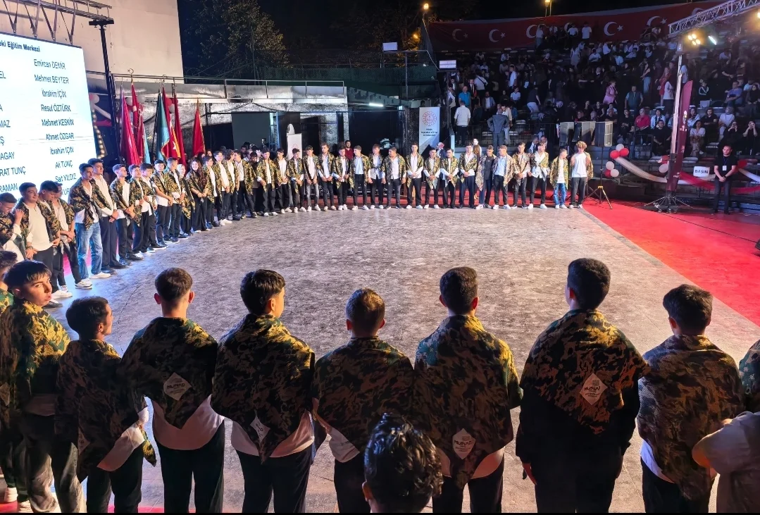 İnegöl'de mezun olan öğrenciler şed kuşandı