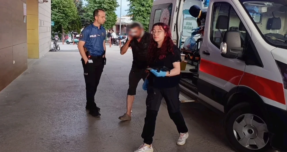 Kanlar içinde karakola sığındı!