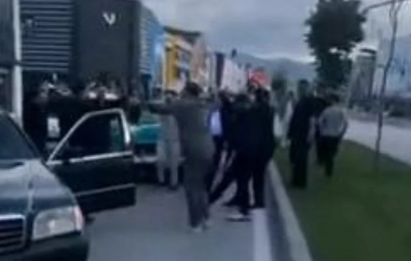 Birden yolun ortasında durup halay çektiler!