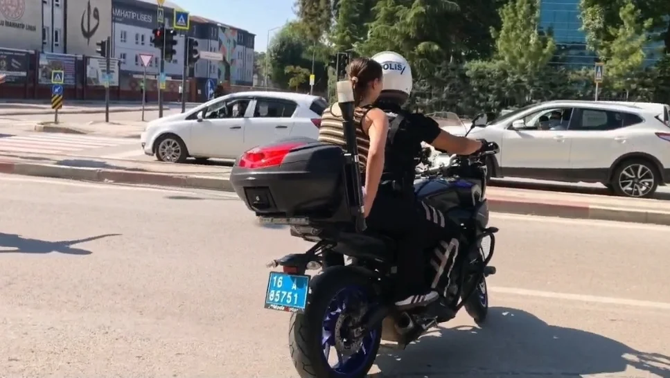 İnegöl'de kimliğini evde unutan öğrenciyi polis sınava yetiştirdi
