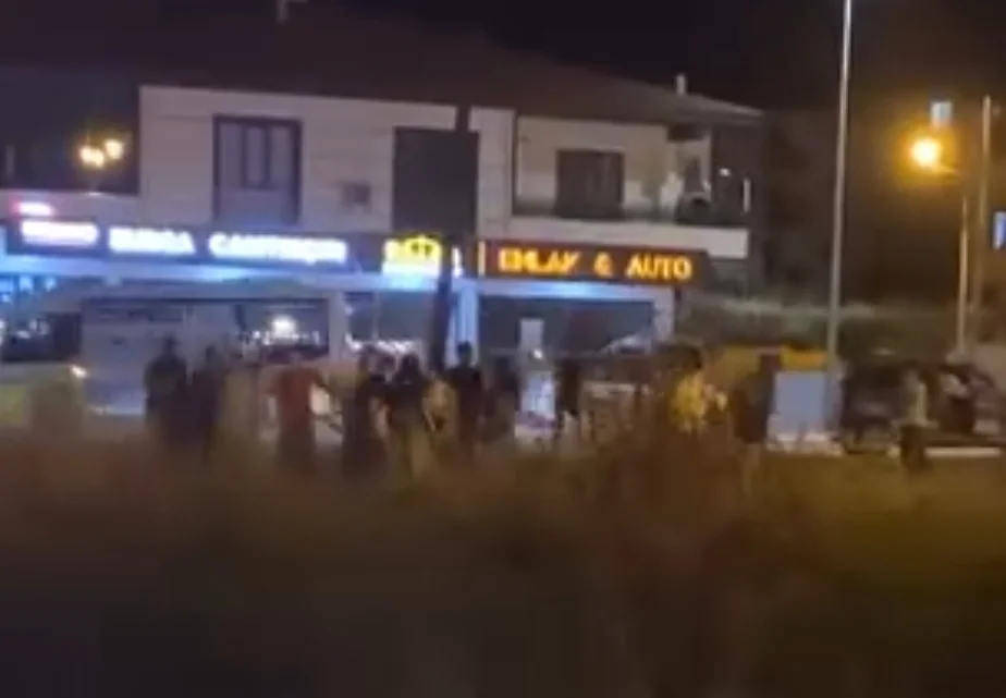 Sokak ortasında birbirlerine girdiler!