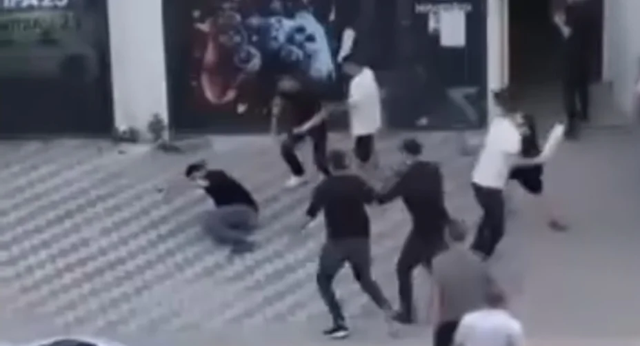 Sokak ringe döndü, yumruklar havada uçuştu!